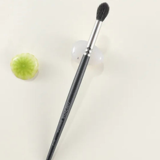 High-quality eyeshadow brush for a professional finish 2