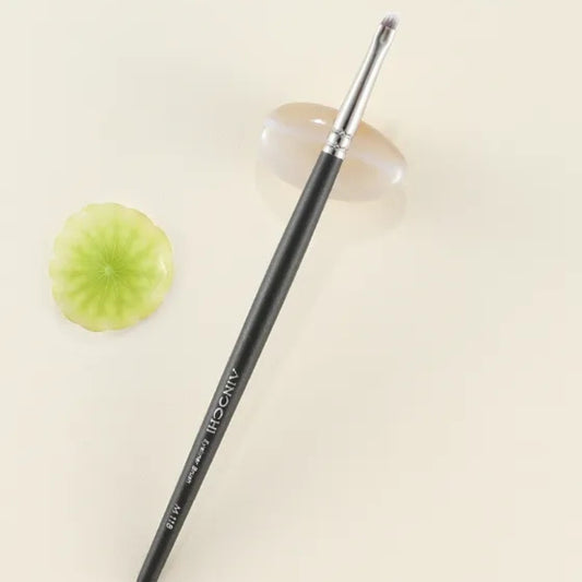 Professional eyeliner brush for controlled application 2