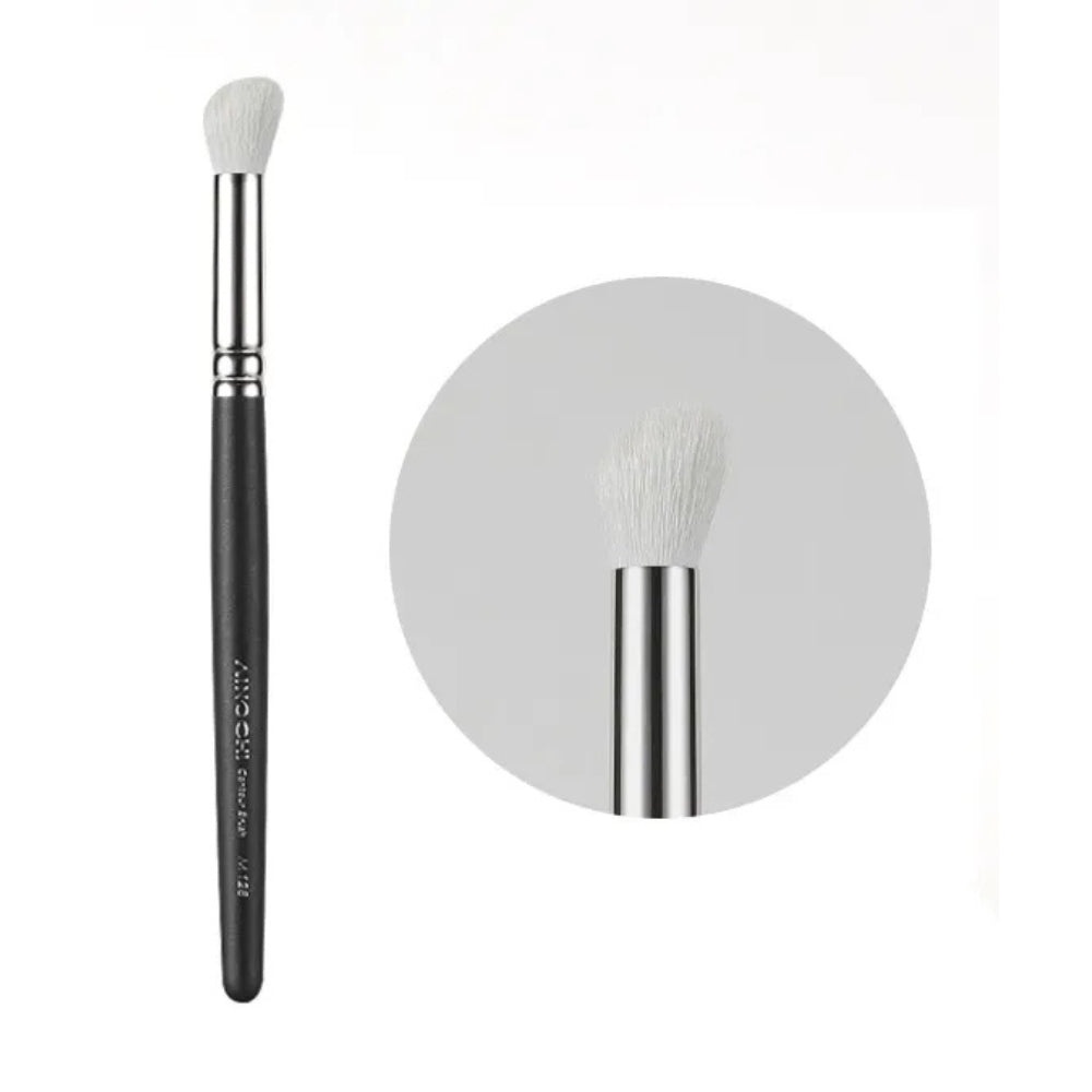 Small contouring brush for refined makeup looks 1