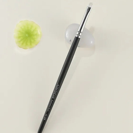 Soft goat hair bristles for seamless eyeshadow application 2