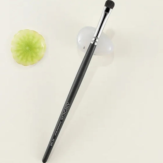 Compact and travel-friendly blending brush for eye makeup 2