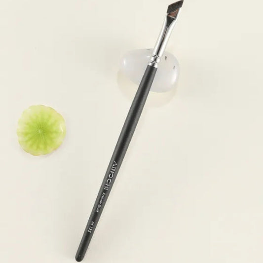 Professional eyeliner brush with ergonomic maple handle 2