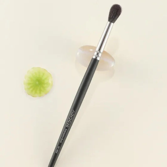 High-performance goat hair bristles for soft and controlled blending 2