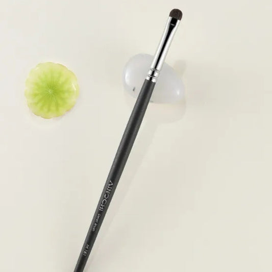 Compact and travel-friendly concealer blending brush 2