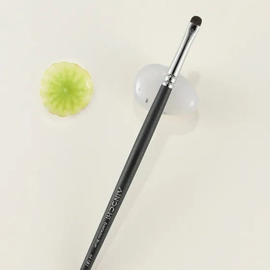 Soft goat hair bristles for effortless eyeliner blending 2