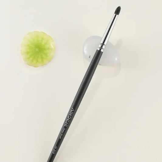 Soft goat hair bristles for smooth eyeshadow application 2