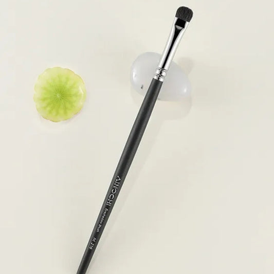 Soft goat hair bristles for seamless eyeshadow application 2