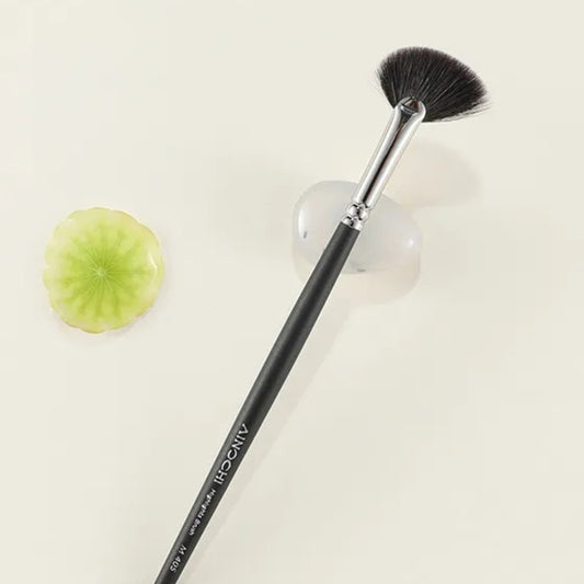 Professional makeup fan brush with ultra-soft goat hair bristles 2