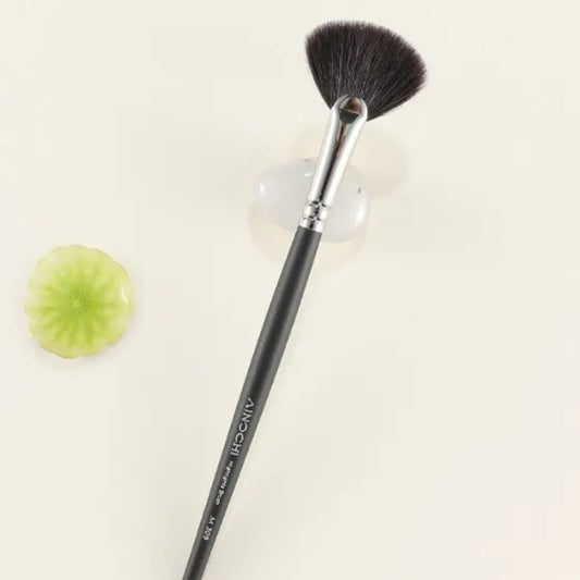 Professional fan brush for highlighter and contouring 2