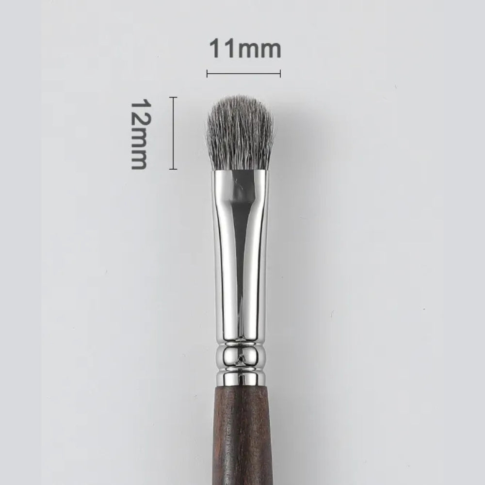 Medium-sized blending brush for precision and control 4