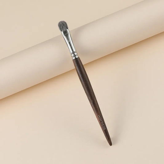 Medium-sized blending brush for precision and control 2