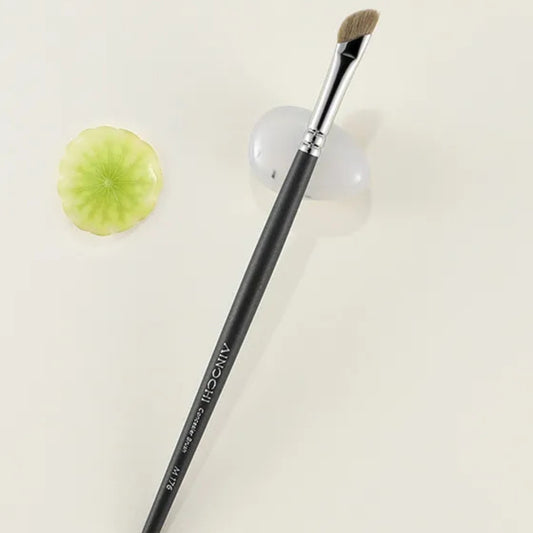 Small concealer brush for under-eye application 2