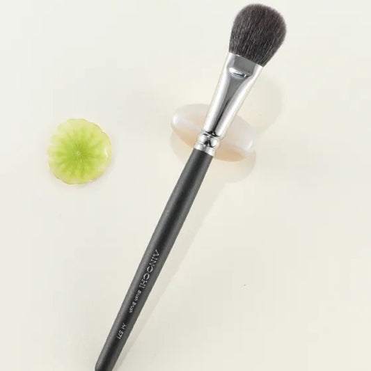 Soft goat hair makeup brush for a natural flush 2