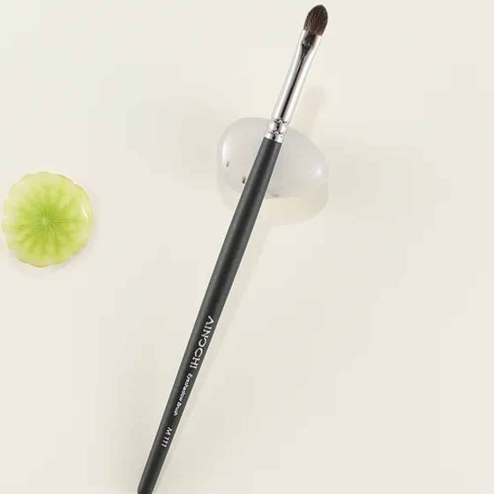 Professional-quality eyeshadow blending brush 2