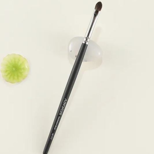 Professional-quality eyeshadow blending brush 2
