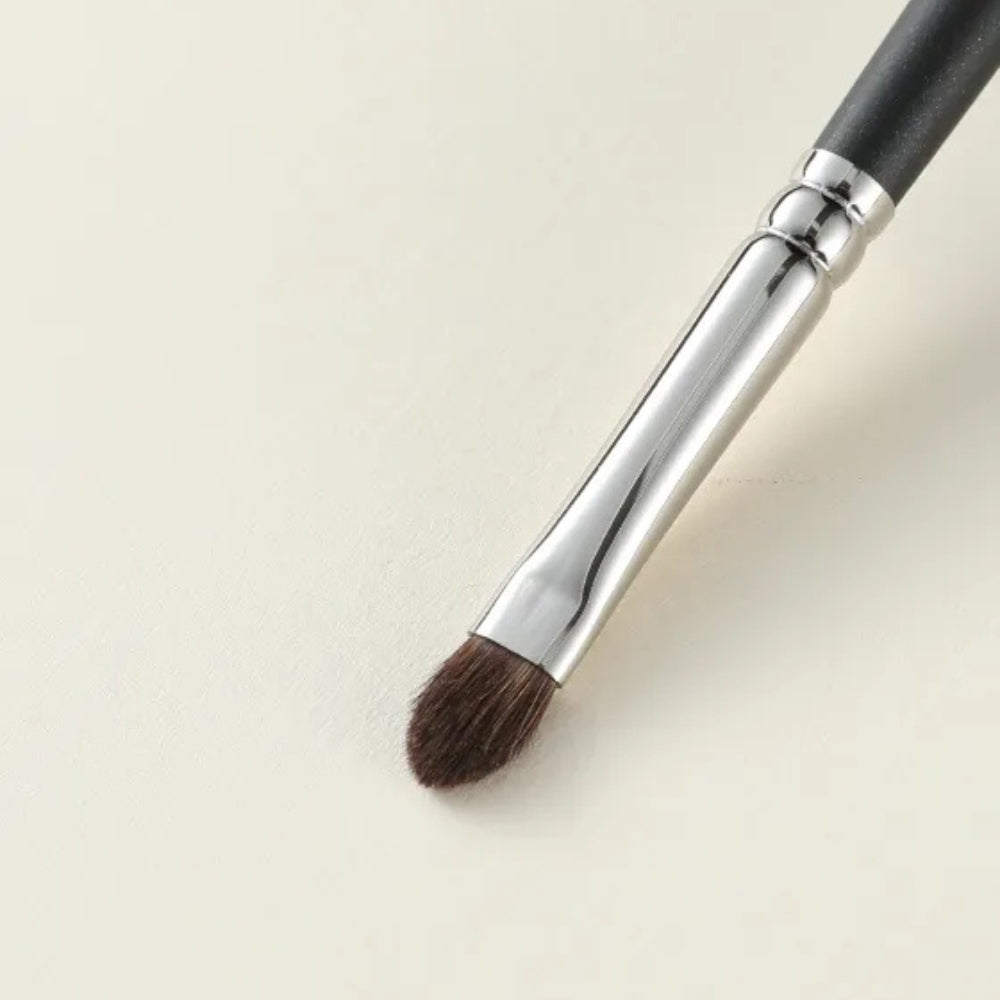 Professional-quality eyeshadow blending brush 3