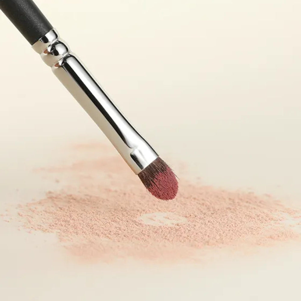 Professional-quality eyeshadow blending brush 4