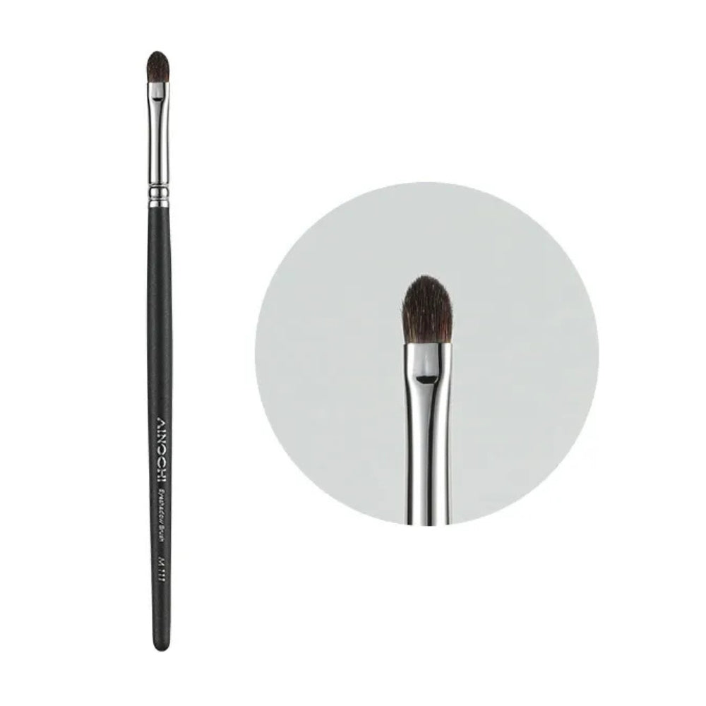 Professional-quality eyeshadow blending brush 1