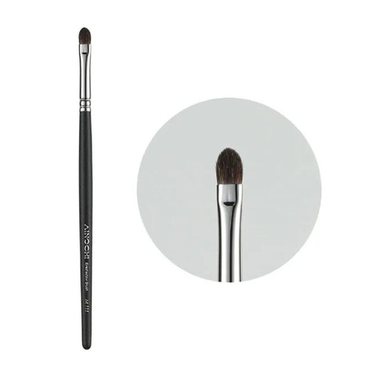 Professional-quality eyeshadow blending brush 1