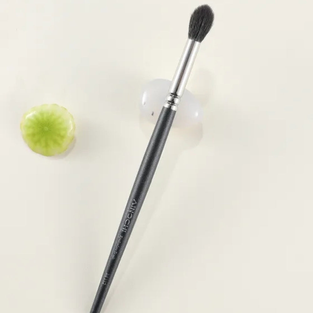 High-quality eyeshadow brush for a professional finish 2