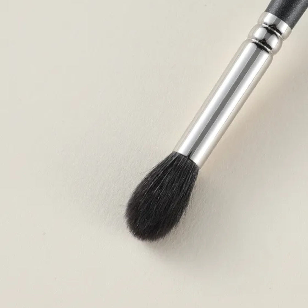 High-quality eyeshadow brush for a professional finish 3