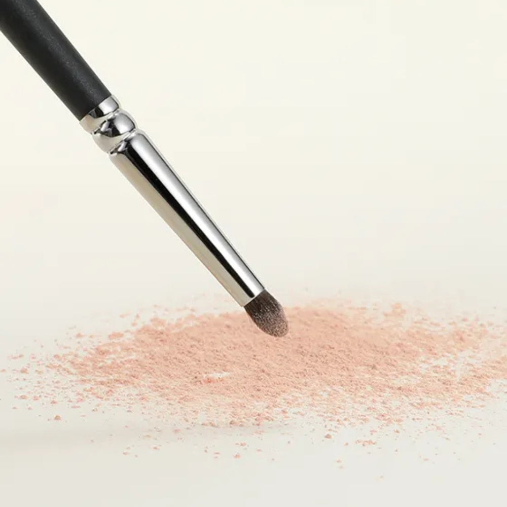 Professional crease brush for defining and contouring the eye 3