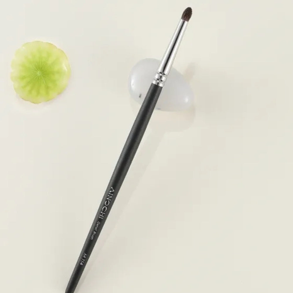 Professional crease brush for defining and contouring the eye 4