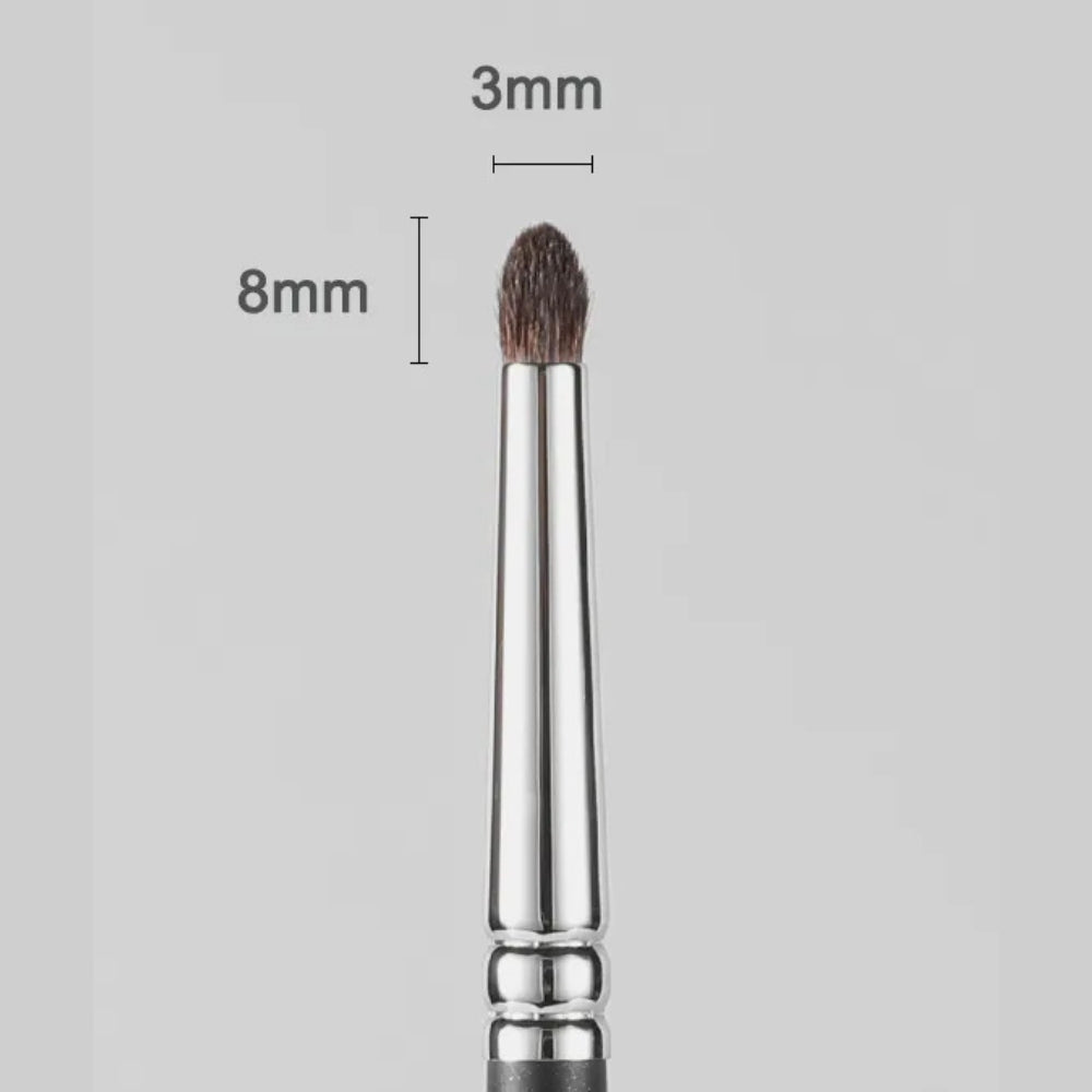 Professional crease brush for defining and contouring the eye 5