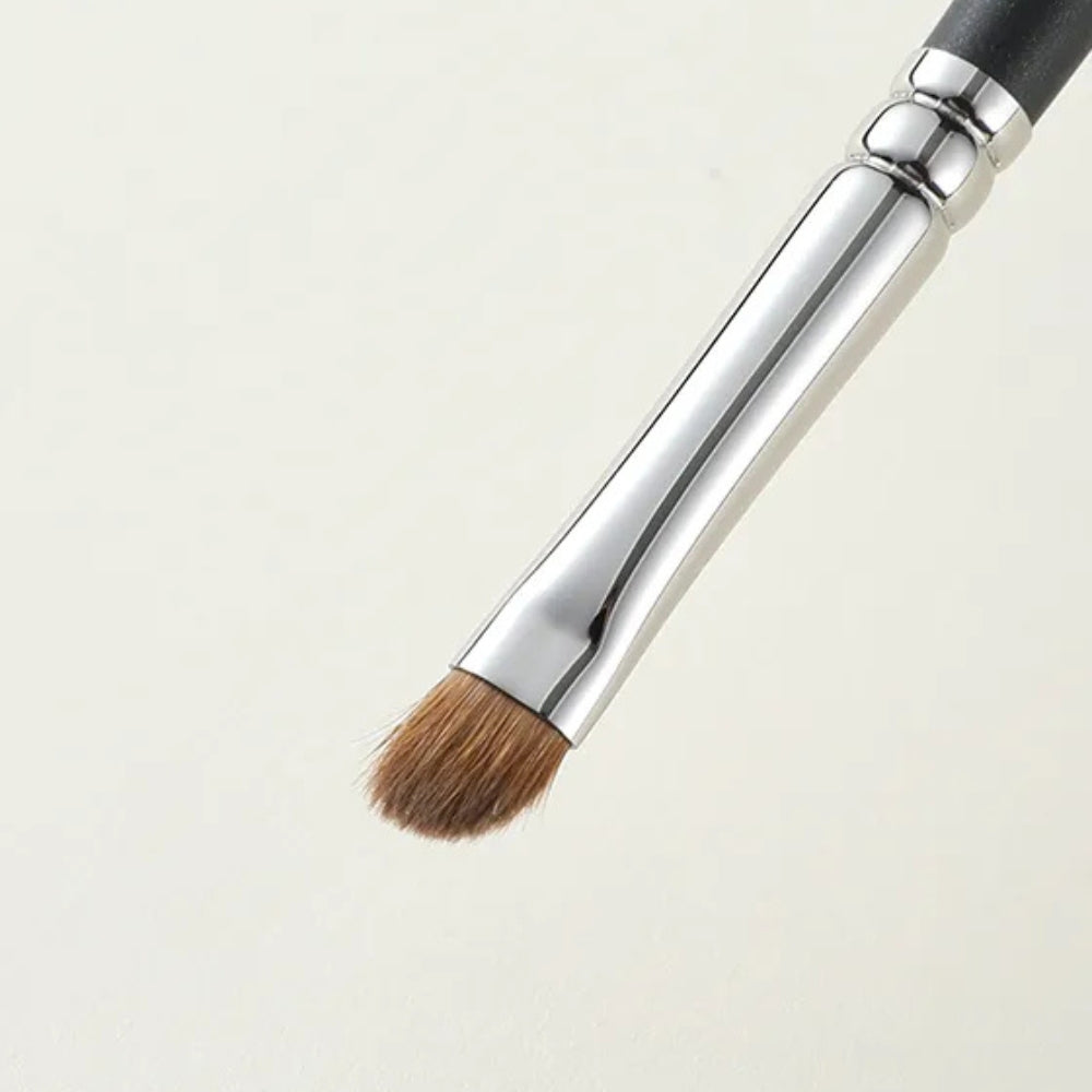 Precision liner brush for controlled makeup application 3