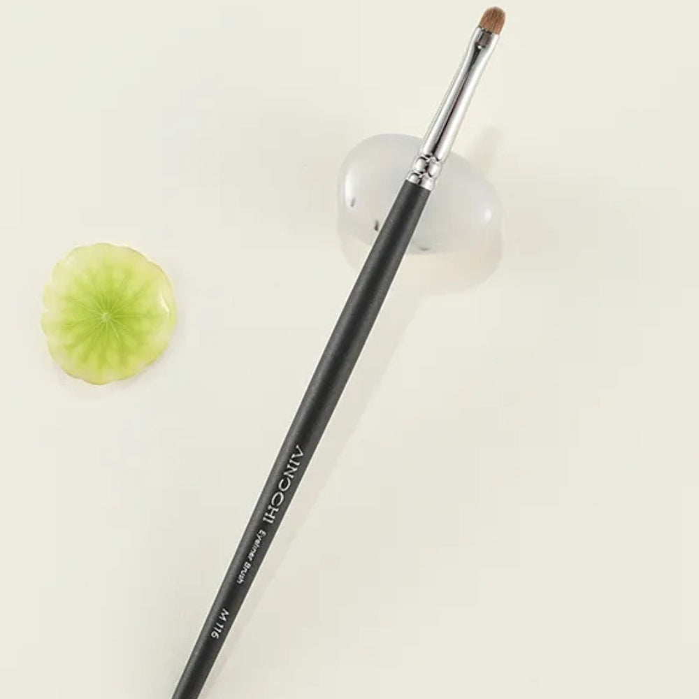 Professional eyeliner blending brush for soft definition 2