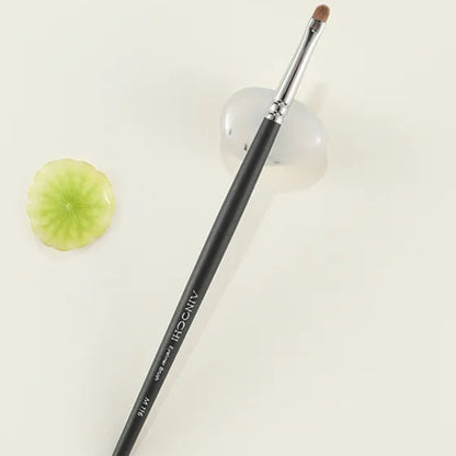Professional eyeliner blending brush for soft definition 2
