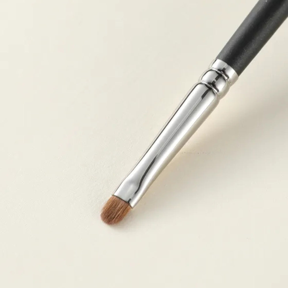 Professional eyeliner blending brush for soft definition 3