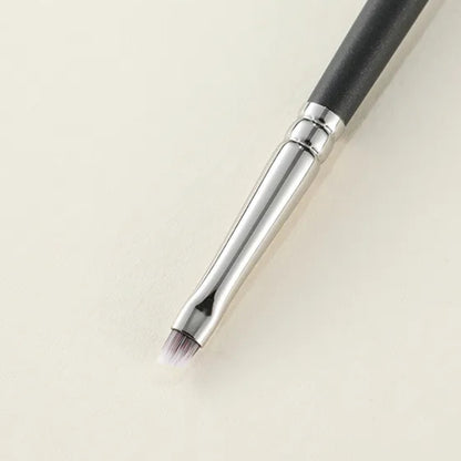 Professional eyeliner brush for controlled application 3