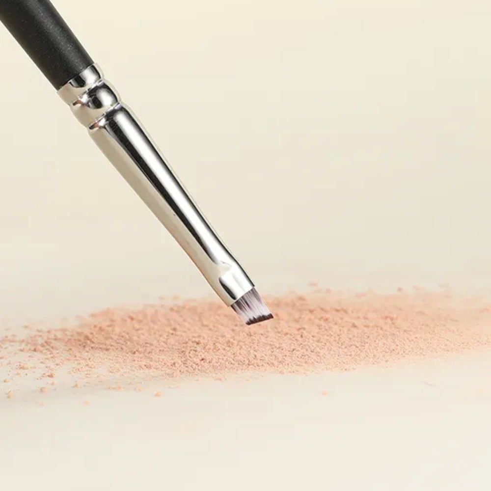 Professional eyeliner brush for controlled application 4