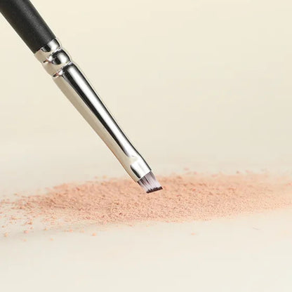 Professional eyeliner brush for controlled application 4