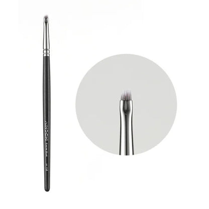 Professional eyeliner brush for controlled application 1