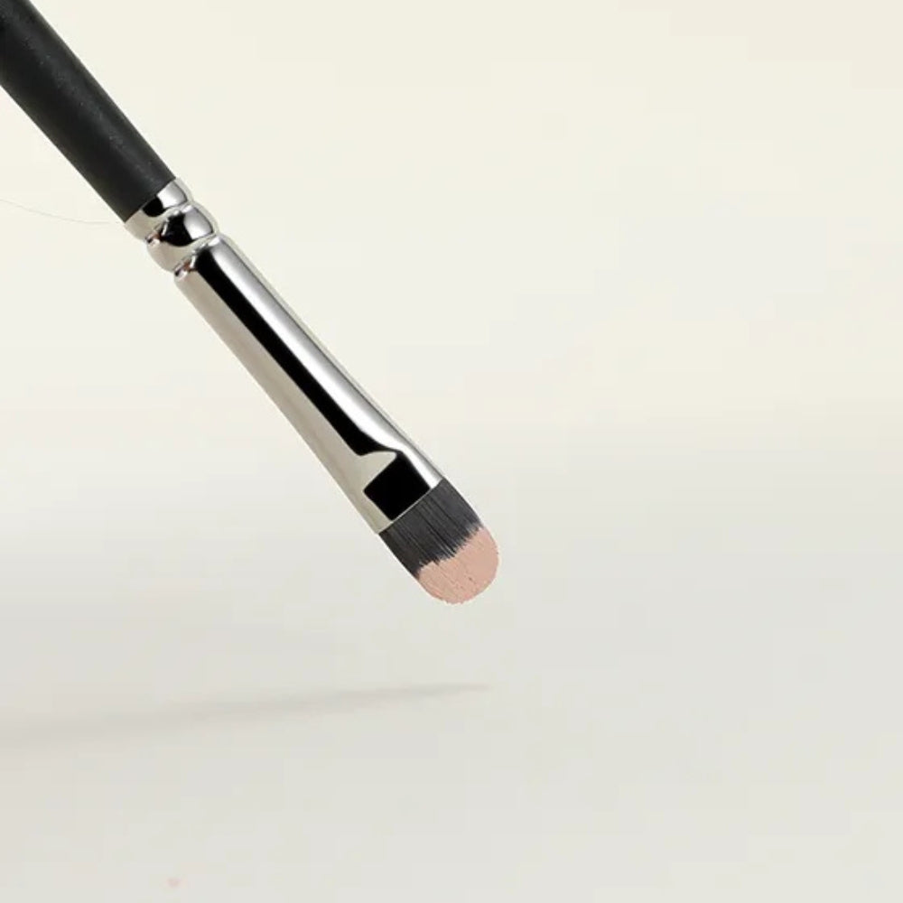 Soft bristle concealer brush for streak-free blending 3