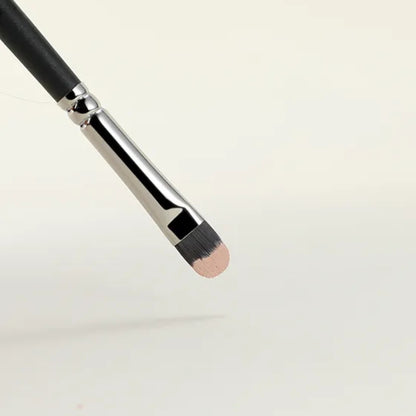 Soft bristle concealer brush for streak-free blending 3
