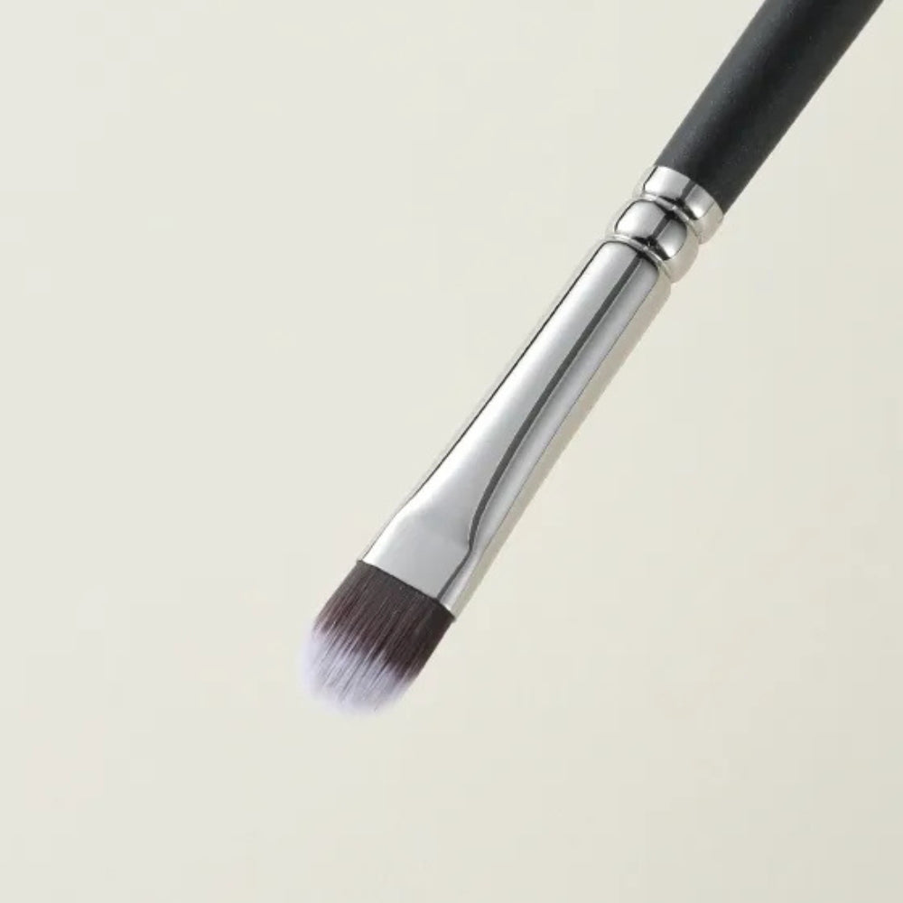 Soft bristle concealer brush for streak-free blending 4