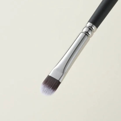 Soft bristle concealer brush for streak-free blending 4