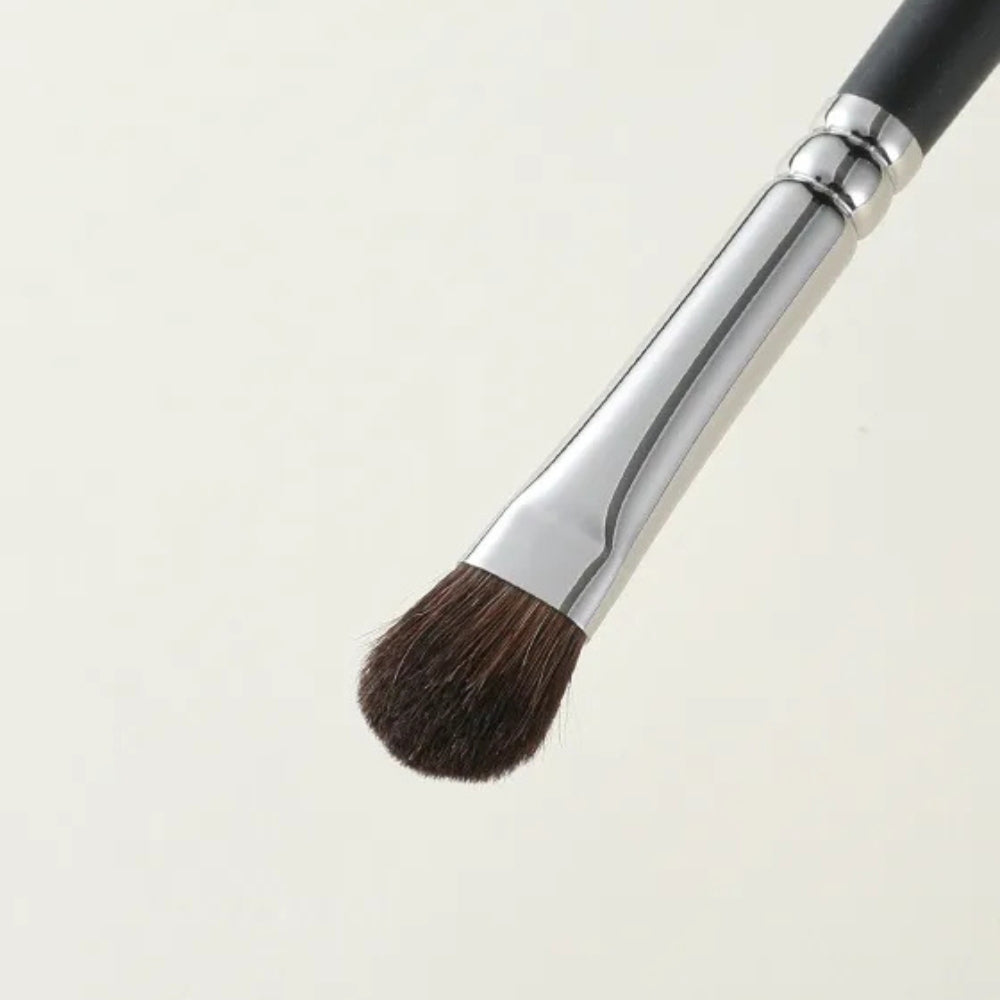 Professional-quality eyeshadow brush for even application 3