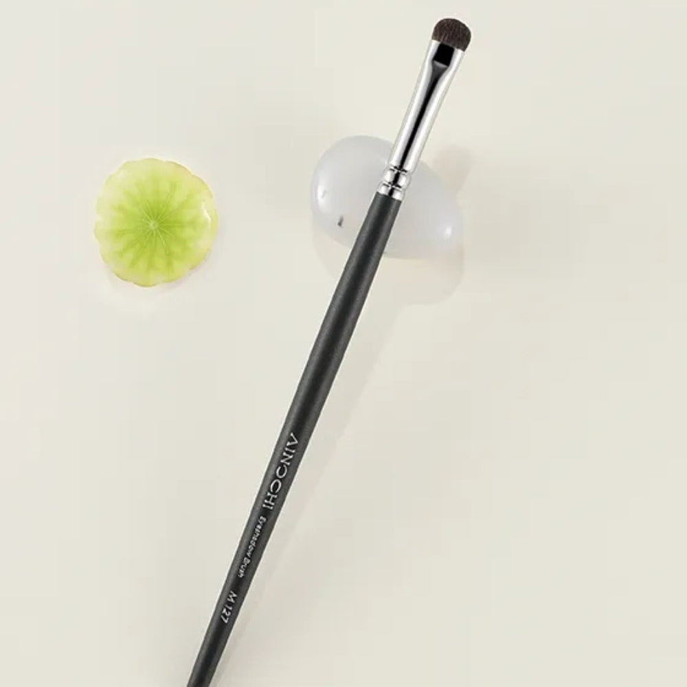 Soft pony hair bristles for smooth, controlled eyeshadow placement 2