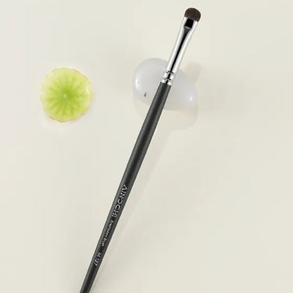 Soft pony hair bristles for smooth, controlled eyeshadow placement 2
