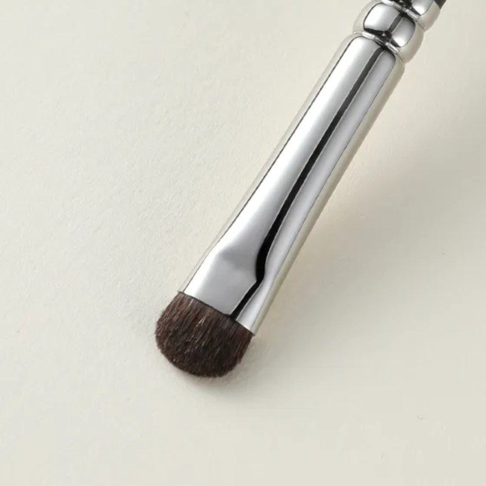 Soft pony hair bristles for smooth, controlled eyeshadow placement 3