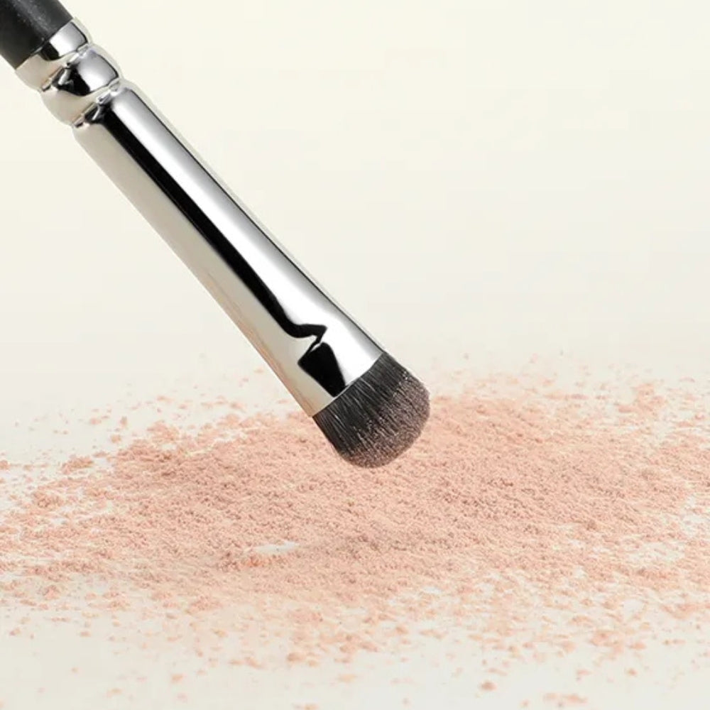 Soft pony hair bristles for smooth, controlled eyeshadow placement 4