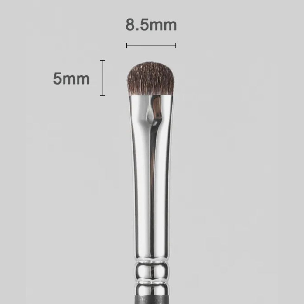 Soft pony hair bristles for smooth, controlled eyeshadow placement 5