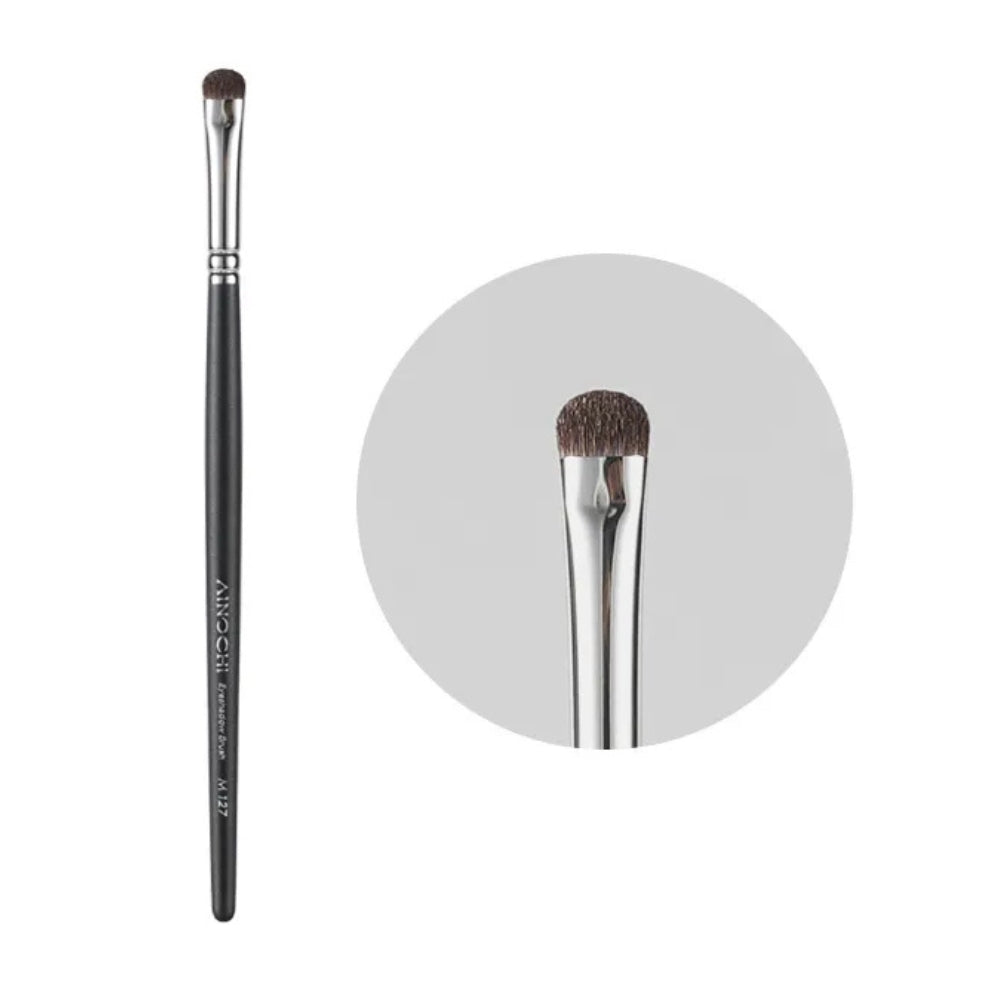 Soft pony hair bristles for smooth, controlled eyeshadow placement 1