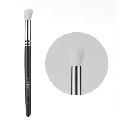 Small contouring brush for refined makeup looks 1
