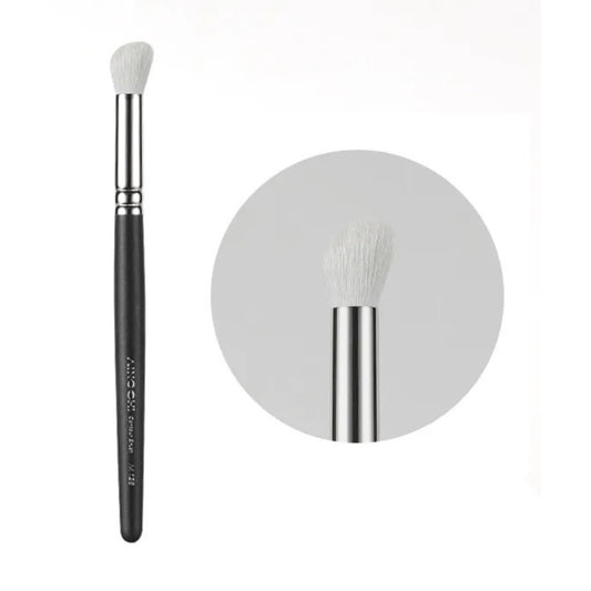 Small contouring brush for refined makeup looks 1