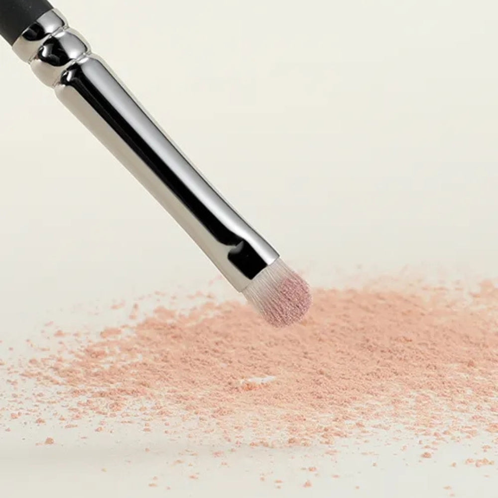 Soft goat hair bristles for seamless eyeshadow application 3